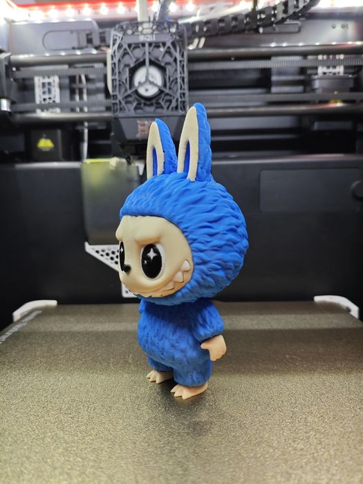 Labubu фигурка – 13 см

3D принтирана и ръчно боядисана фигурка на