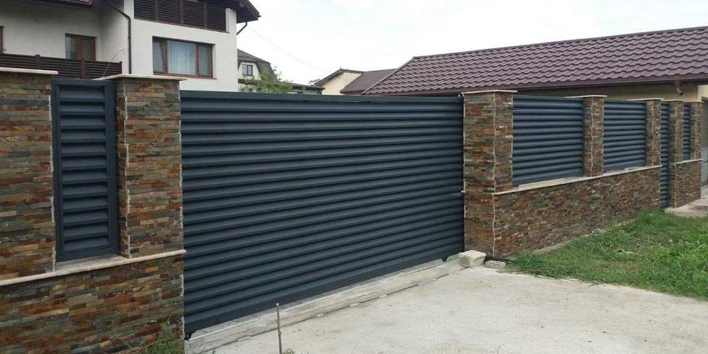 Garduri din panouri stil jaluzele, sipca metalica, tabla, plasa si BCA