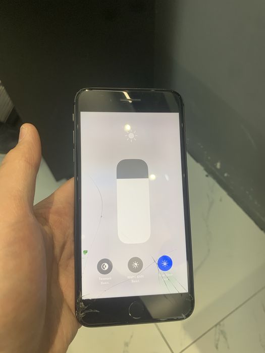 Продам айфон 8+.