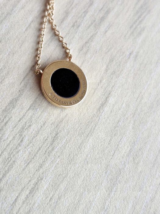 Diamond and Black Onyx Circle Pendant in Rose Gold, adică un pandantiv din colecția Tiffany T, cu aur roz, diamante și onix negru