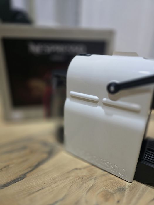 Кафемашина с капсули NESPRESSO Inissia, 19bar