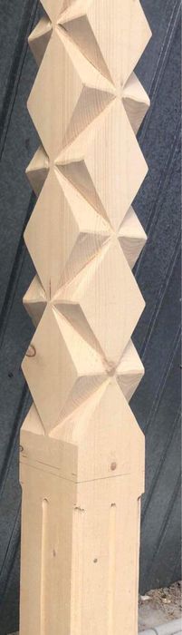 Stâlpi de lemn sculptati