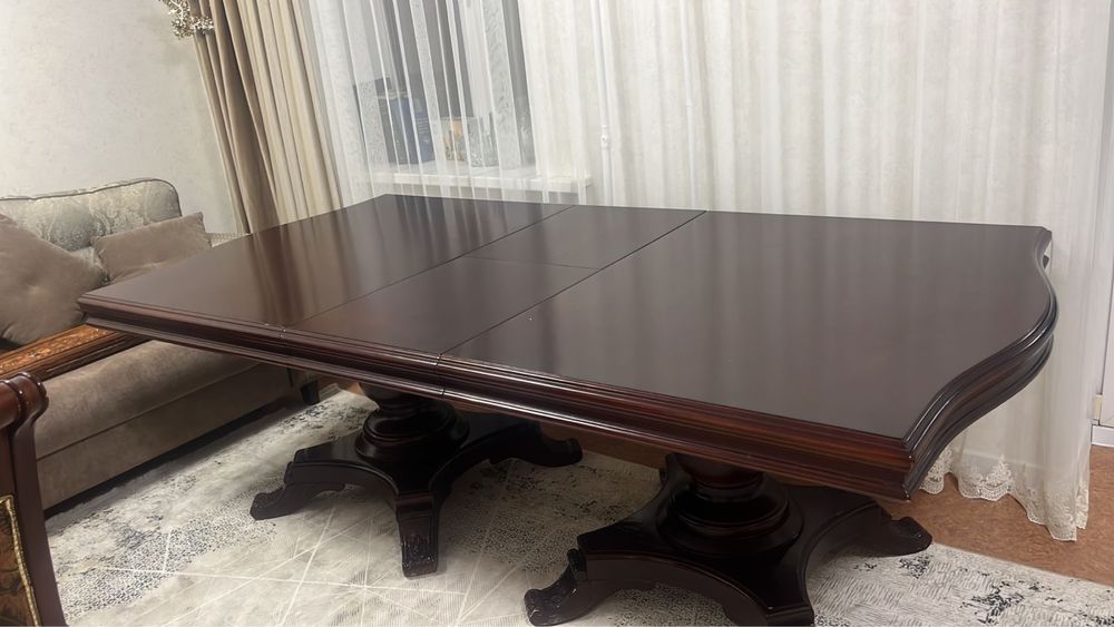 Большой стол для гостей