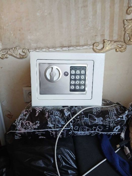 Продается небольшой электронный сейф