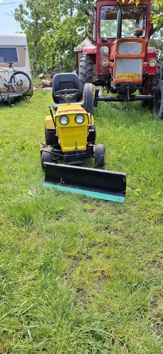 Tractoraș tuns iarba