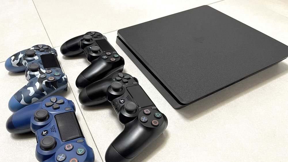 Play Station 4 Slim 500GB + 4 gamepads