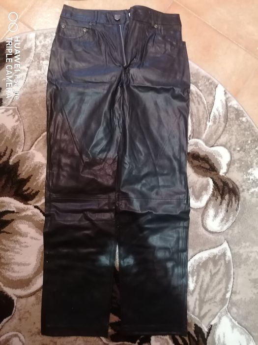 Pantaloni și Fuste de piele