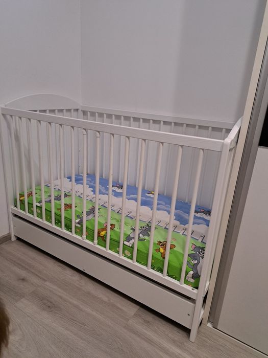 Patut din lemn, alb, cu lada de depozitare
