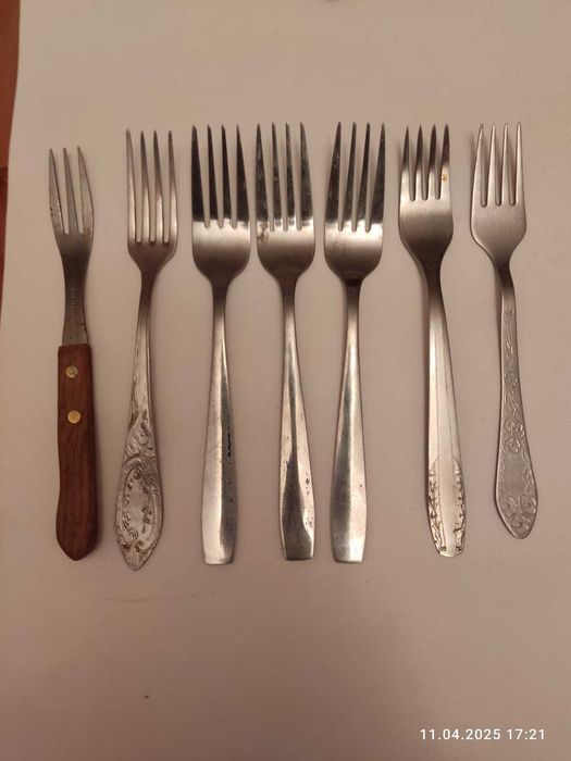 Вилки,    ложки.