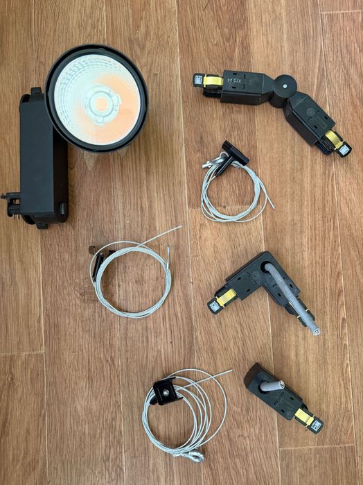REVOC 4000 930 este un spot proiector LED track light corp direcțional