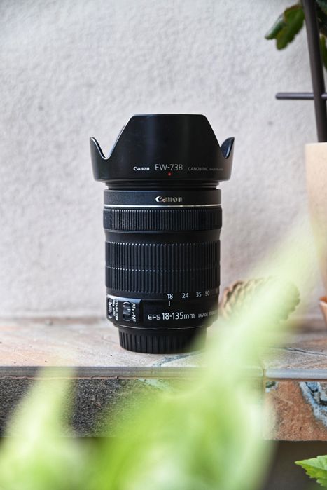 DSLR фотоапарат Canon 750d + EF-S 18-135mm f/3.5-5.6 IS STM+светкавица