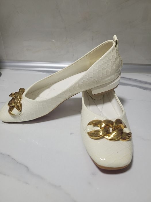 Женское туфли бежевый