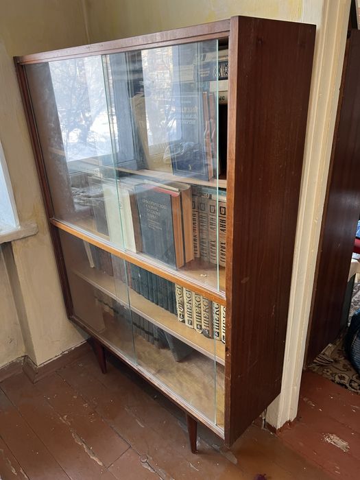 Шкаф с полками .