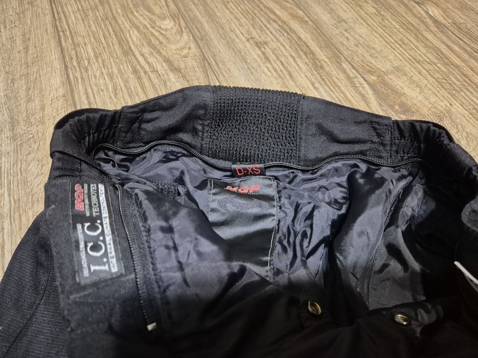 Pantaloni de motocicleta