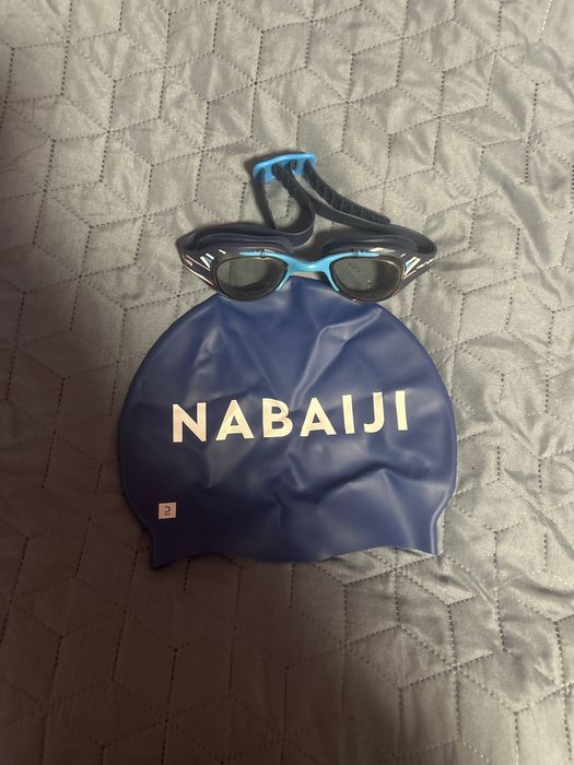 Продавам шапка и очила за възраст около 8-13 години за плуване
