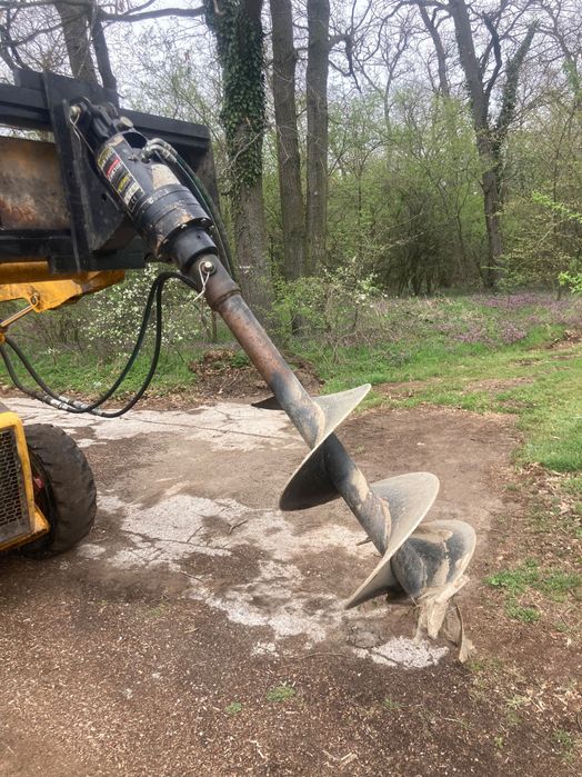 Услуги с малък комбиниран багер