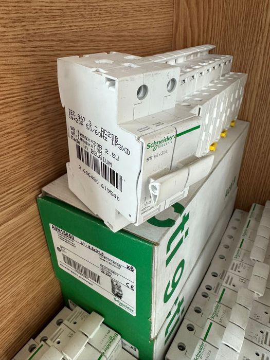 Separator A9N15650 - Schneider Electric