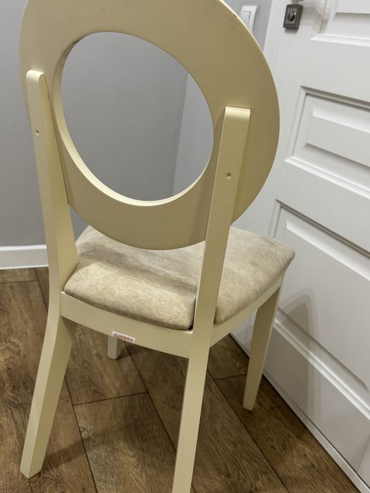 4 стула молочного цвета