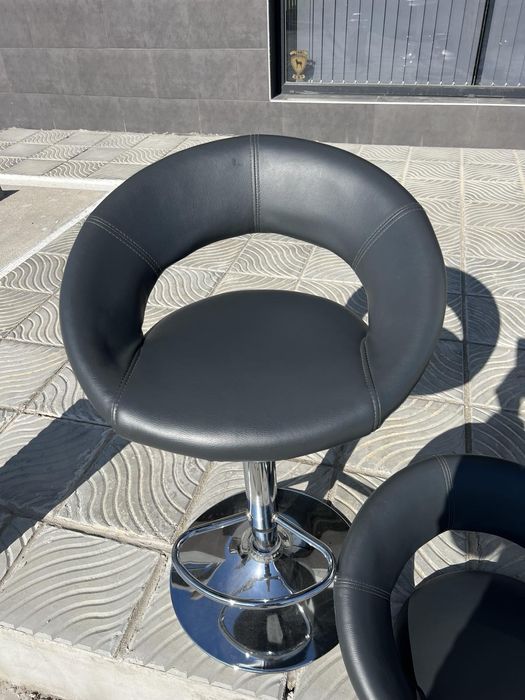 Бар стол - сива кожа