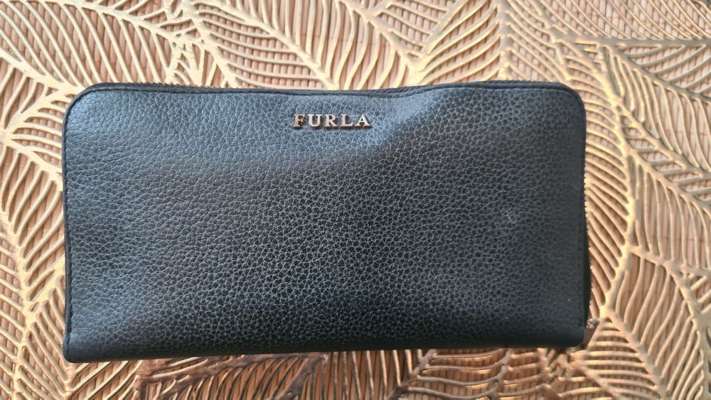 Продавам много запазено дамско портмоне FURLA от естествена кожа