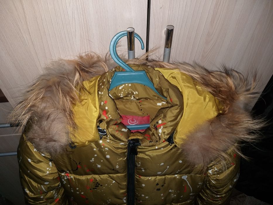 Продам зимний б/у пуховик на девочку.