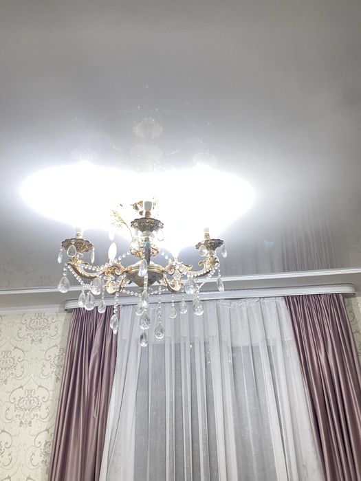 Мебель люстра стулья стол