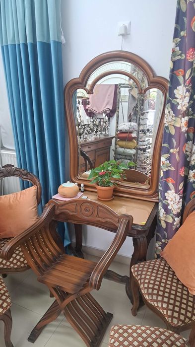 Antichitati-piese de mobilier, lampadare, veioze, oglinzi, diverse.