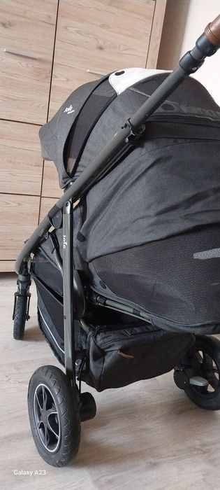 Продам коляску Joie.