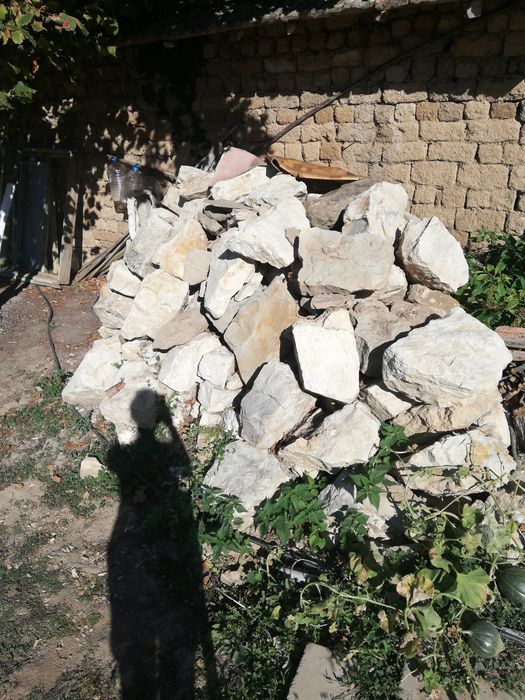 Голям дялан камък с две лицацена за тон. .      И         К.