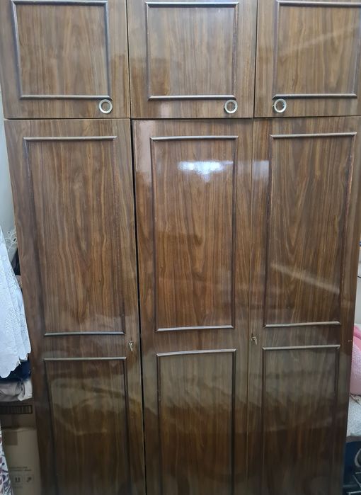 Продаётся  стенка" Салют" и полочка.