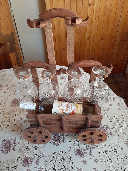 Стойка за вино и чаши, дървена - идея за подарък