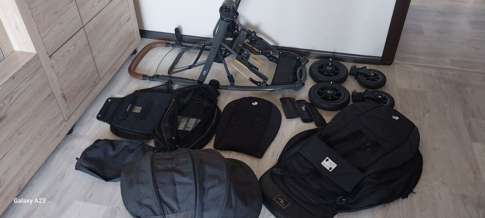 Продам коляску Joie.