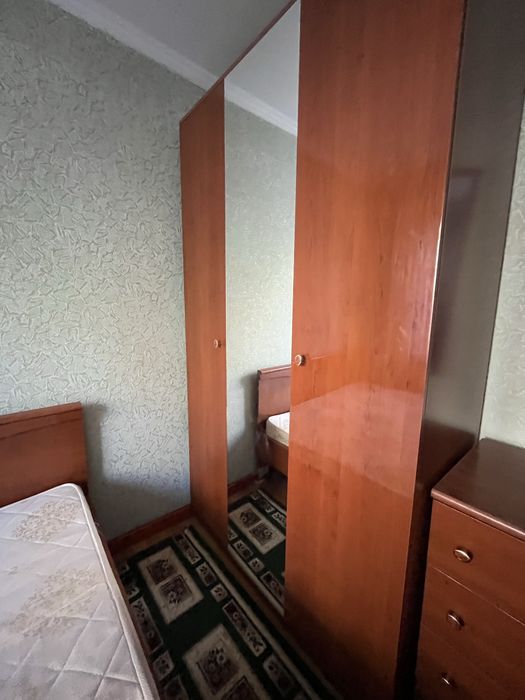 Продается-шкаф с зеркалом