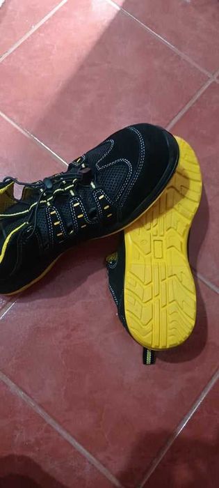 Vand sandale cu protectie