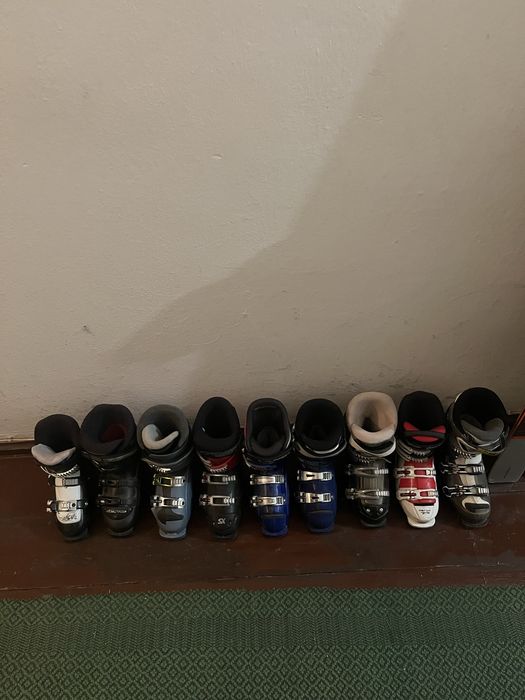 Продавам ски обувки,каски,очила и щеки