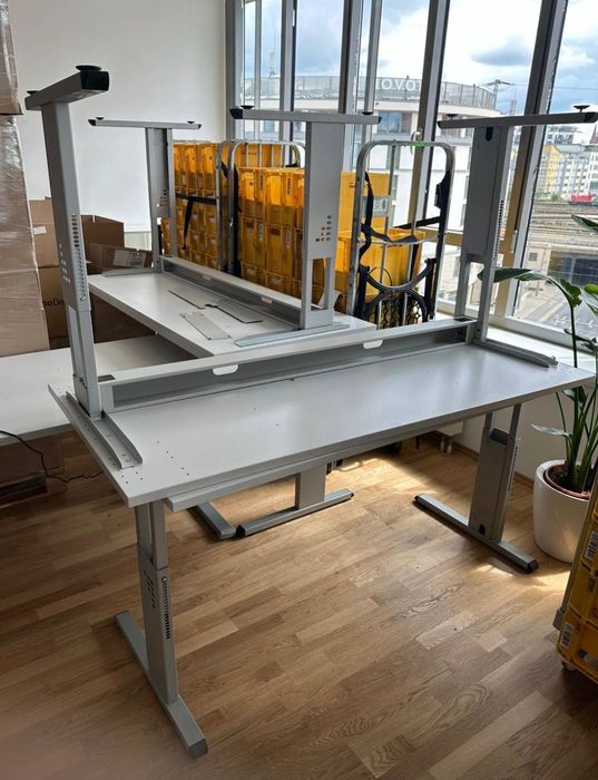 Birou cu reglaj pe înălțime