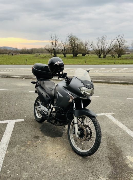 Honda Transalp 650 XLV – echipată (crashbar, topcase, cric central), fiabilă, pregătită de drum