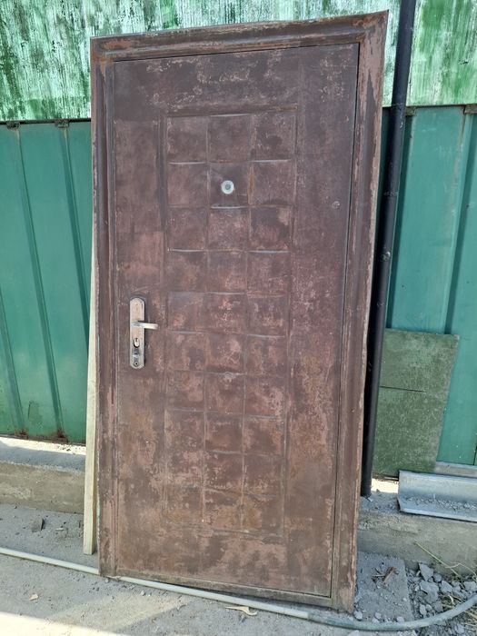 Продам входную дверь