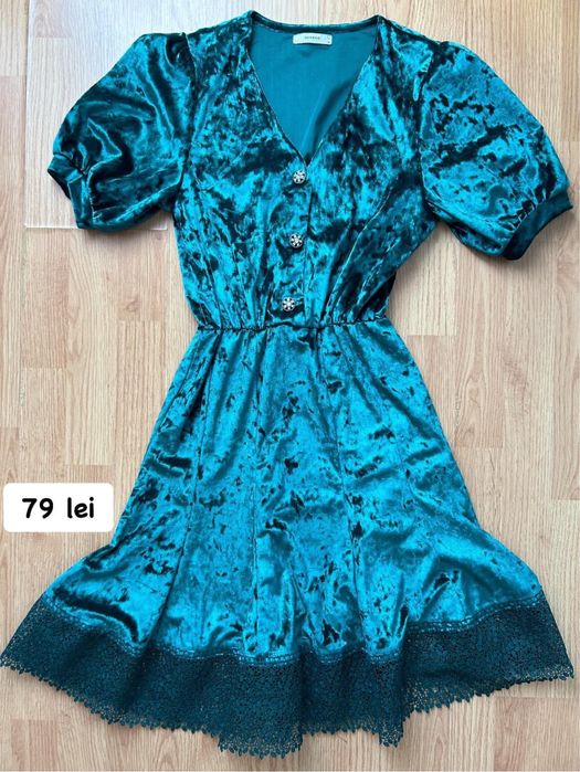 Se vand urmatoarele haine. In stare ft buna!