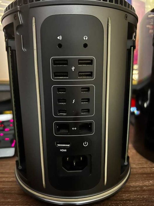 Apple Mac Pro 2013 Intel Xeon E5 16GB RAM AMD FirePro D300 x2 nvme