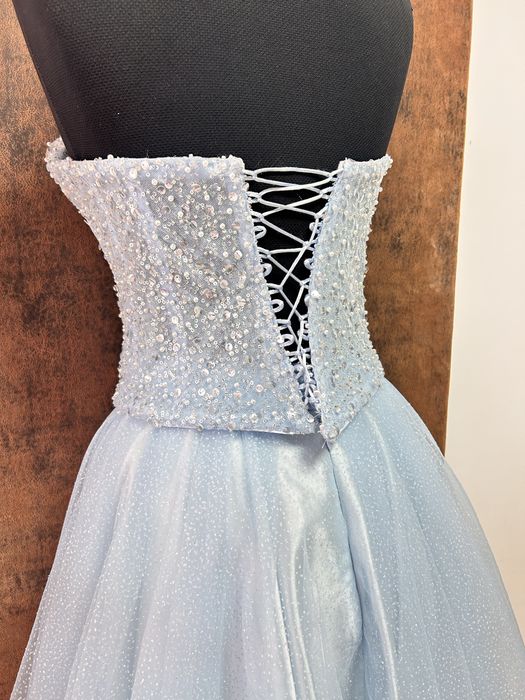 Чисто нова официална рокля