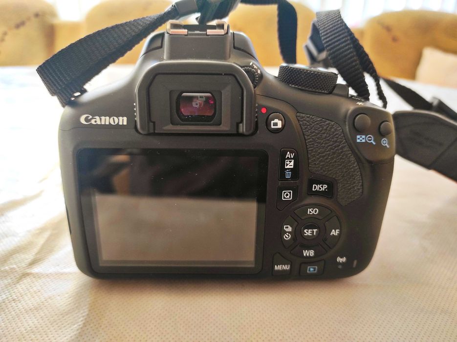 Фотоапарат Canon 1300D с калъф и стойка