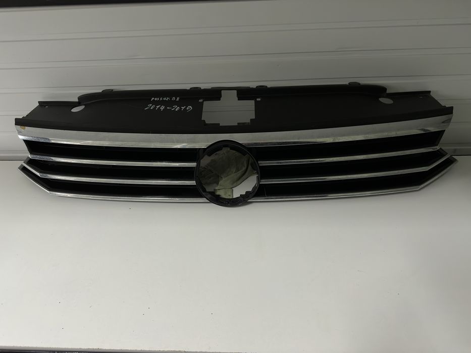 GRILĂ fata centrala RADIATOR – VW Passat B8 (2015–2019)