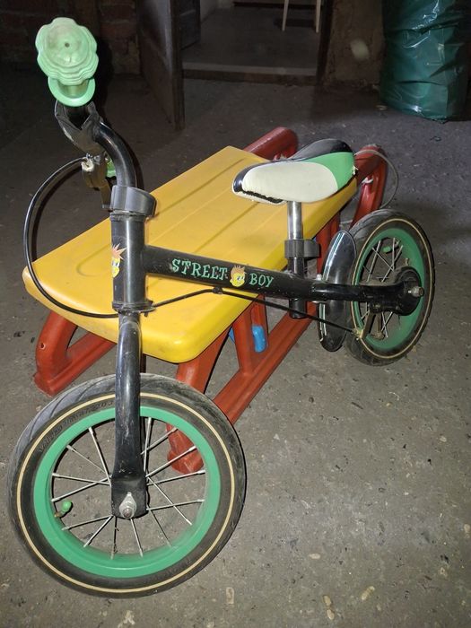 Vând scaun auto  și bicicleta  copii.