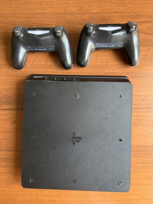 Продам PS4 Slim 500 Гб + 2 джойстика
