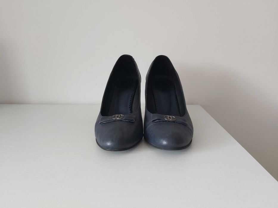 Тъмносини кожени обувки на висок ток