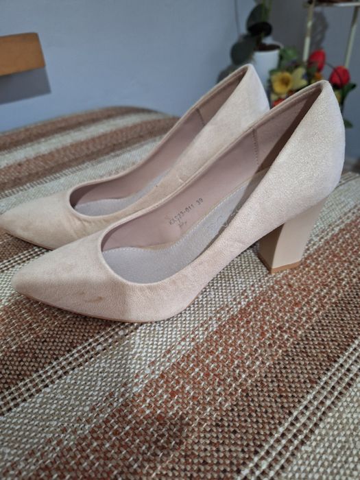 Елегантни дамски обувки от набук Бежев цвят. Размер 39 .