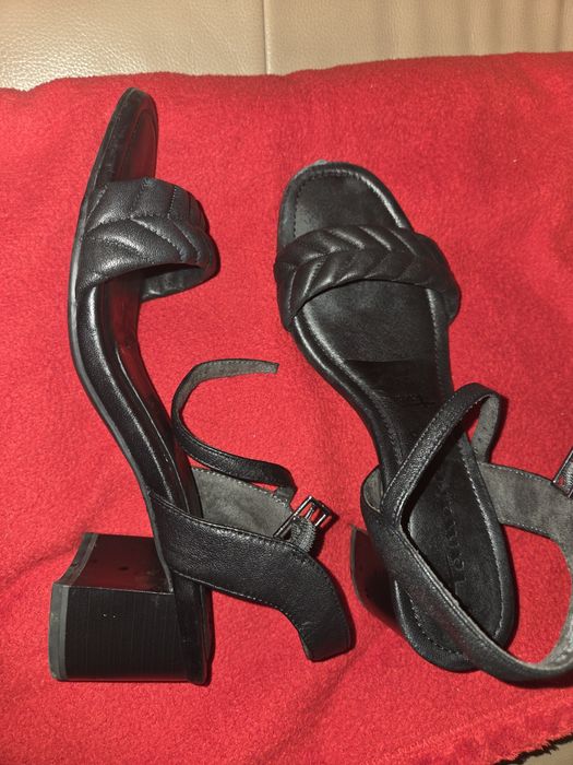 Дамски кожени сандали