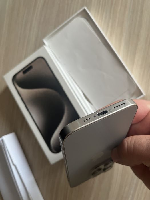 Iphone 15 pro  foarte bun
