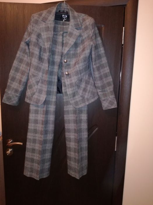 Дамски костюм- като нов